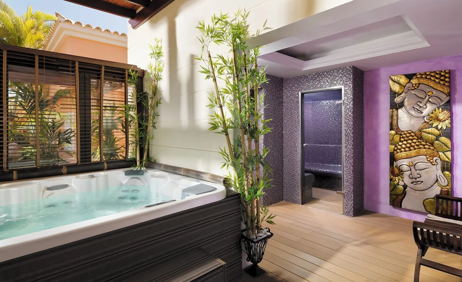 Green Garden Eco Resort & Villas: A spa area with a hot tub, bamboo plants, and a Buddha statue
