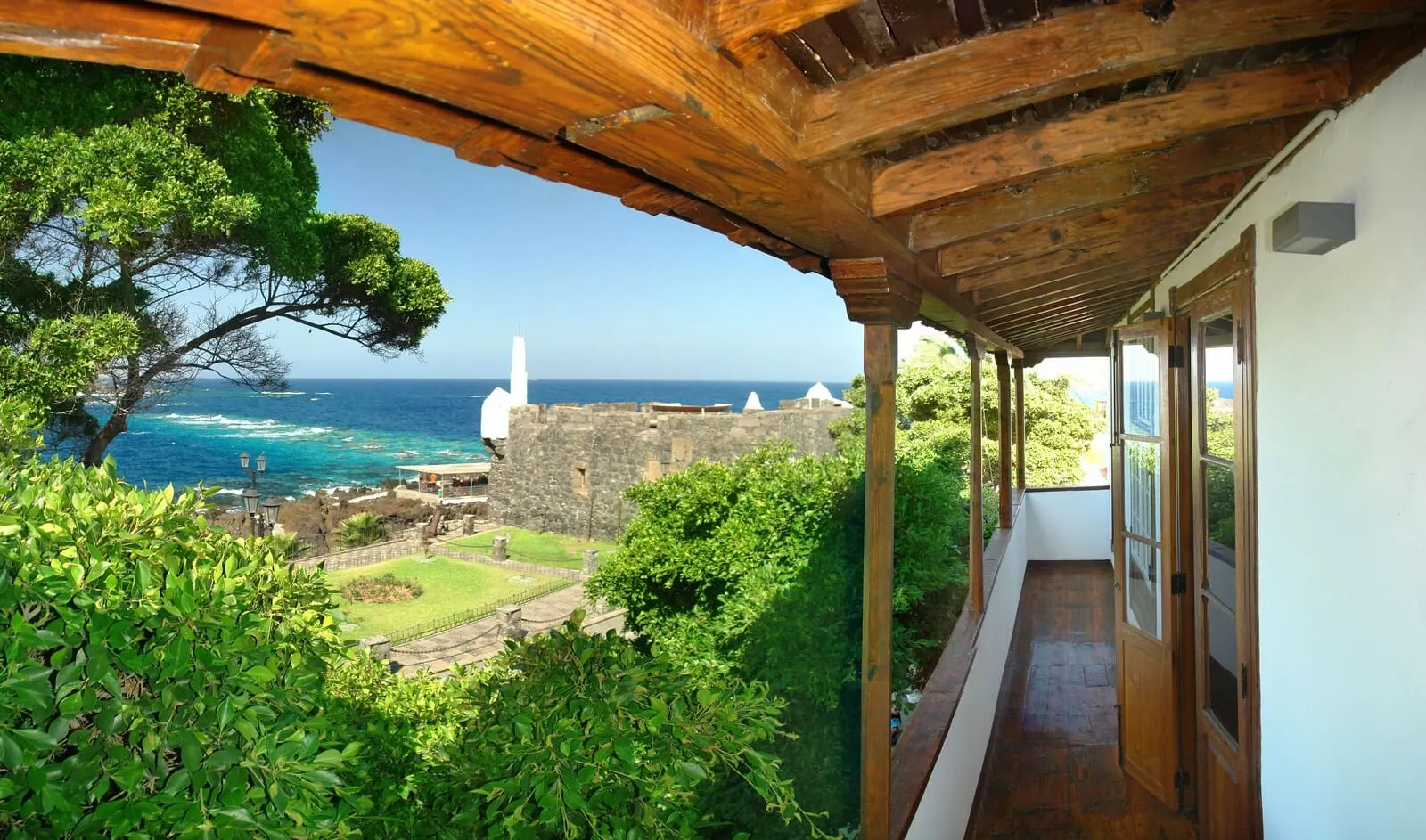 Isla Baja Suites: A balcony with a view of the ocean and a white lighthouse