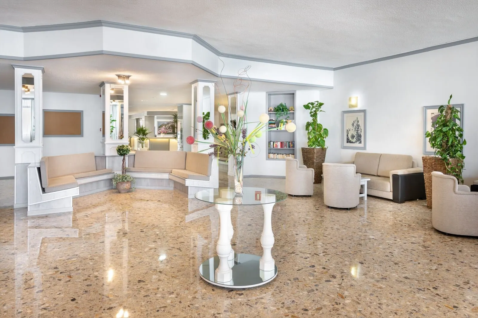Hotel Panorámica Garden: A spacious living room with a glass coffee table, beige sofas, and a granite floor
