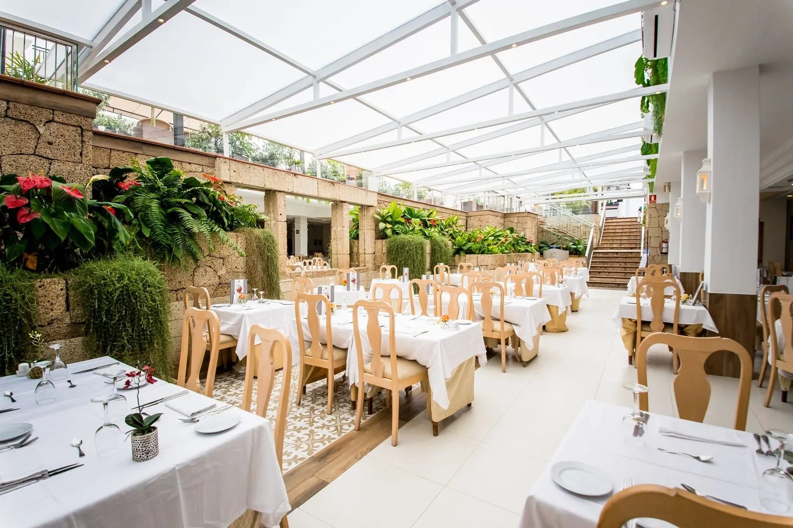 Apartamentos Parque del Sol: An indoor dining area with tables set for a meal