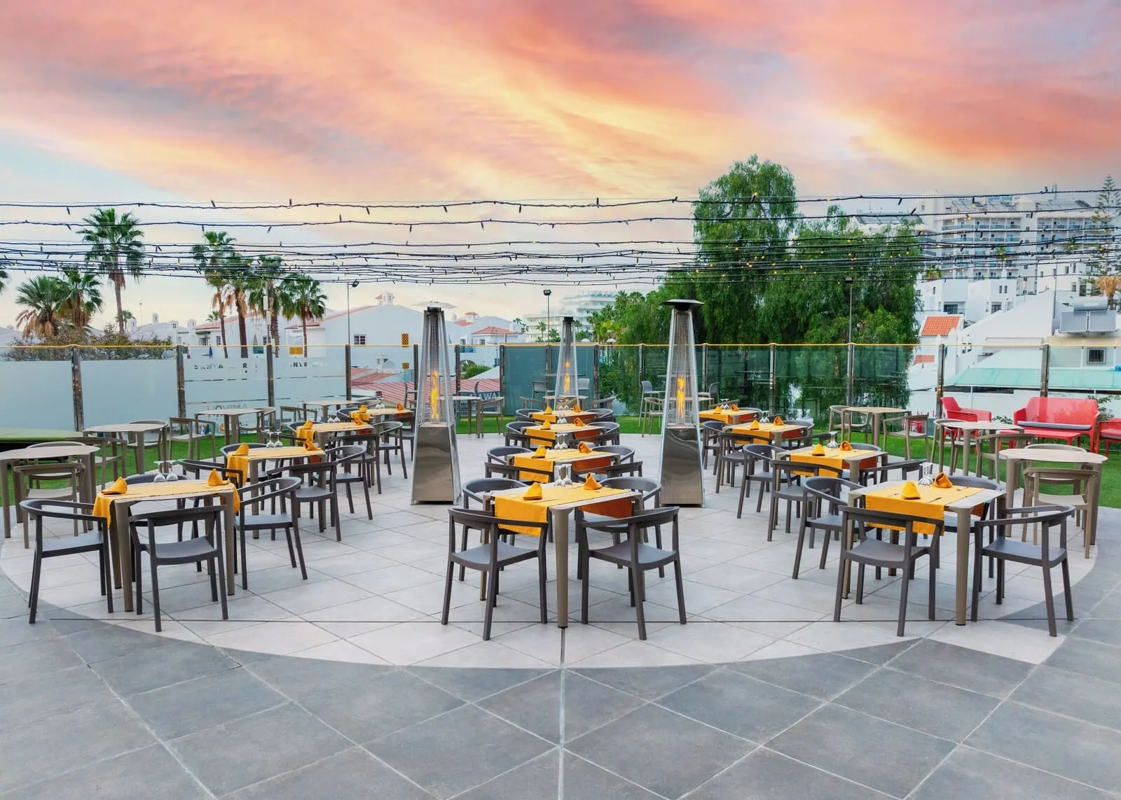 HOVIMA Santa María: An outdoor dining area with multiple tables and chairs, arranged in a circular pattern
