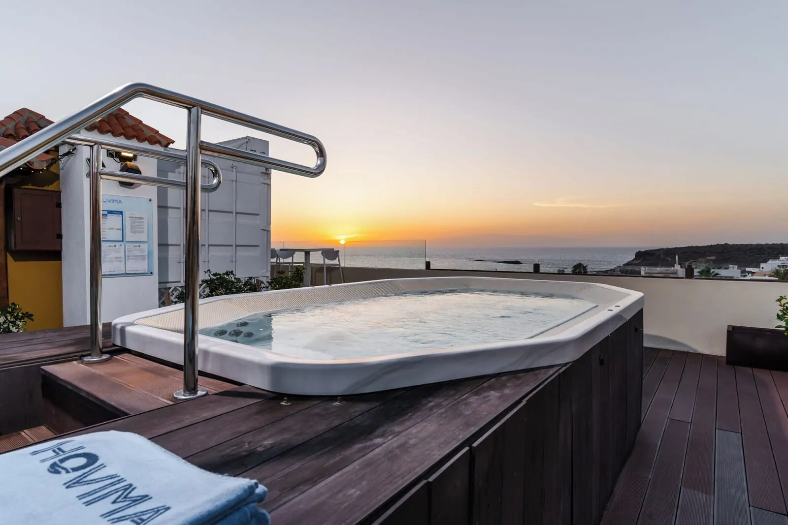 HOVIMA Jardín Caleta: A hot tub on a wooden deck with a sunset view