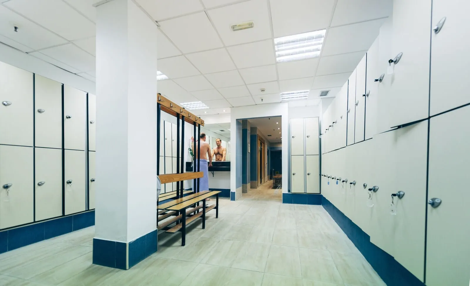 Ona Hollywood Mirage: A locker room with multiple lockers, a bench, and a mirror