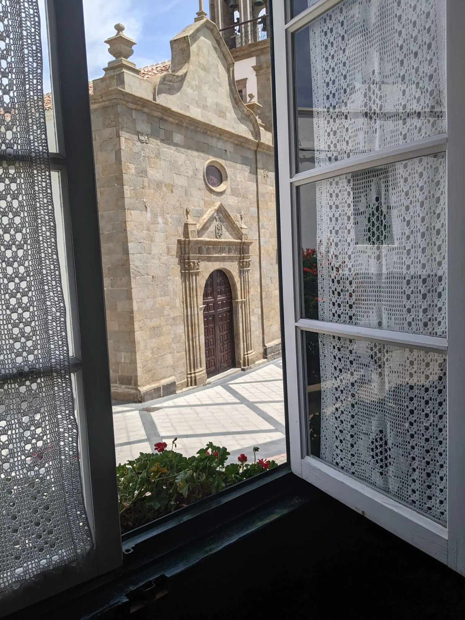 Hotel Rural Senderos de Abona: A view through a window with a lace curtain