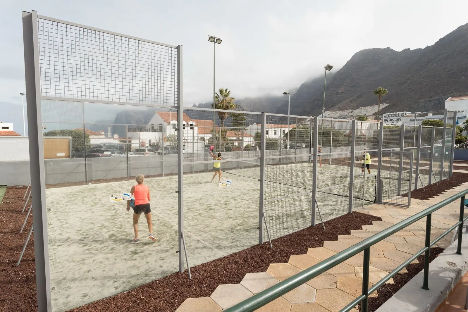 El Marqués Palace: A beach volleyball court with a net, surrounded by a fence and a metal railing