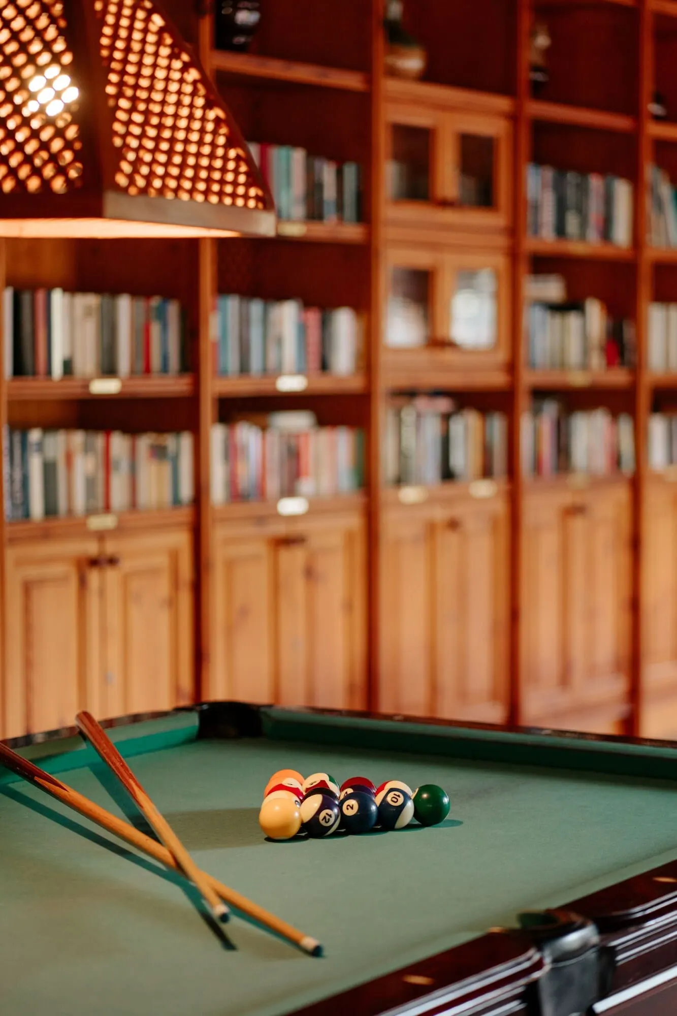 Hotel Botánico & The Oriental Spa Garden: A pool table with billiard balls and cues