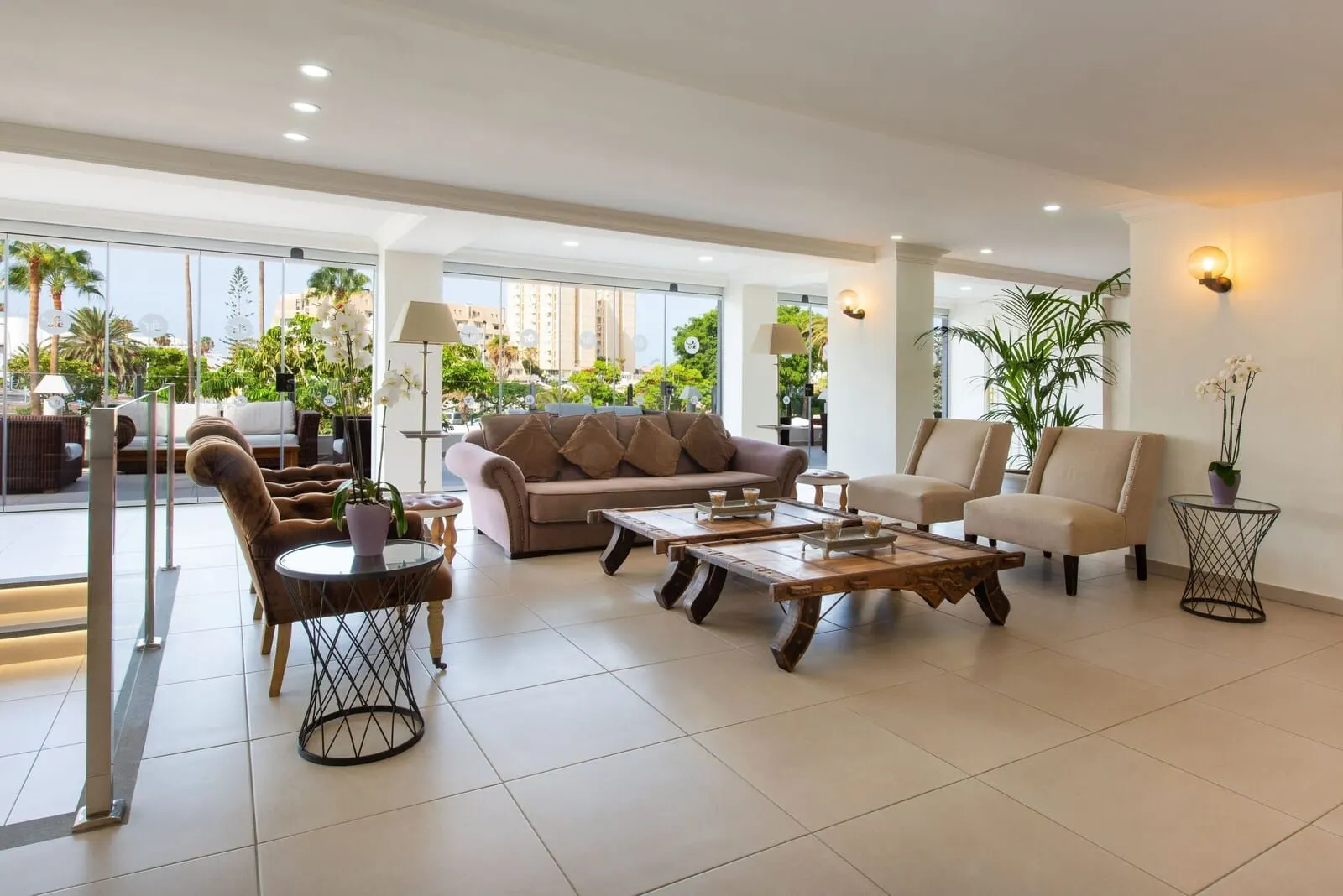 Olé Tropical Tenerife: A spacious living area with a sofa, armchairs, and coffee tables