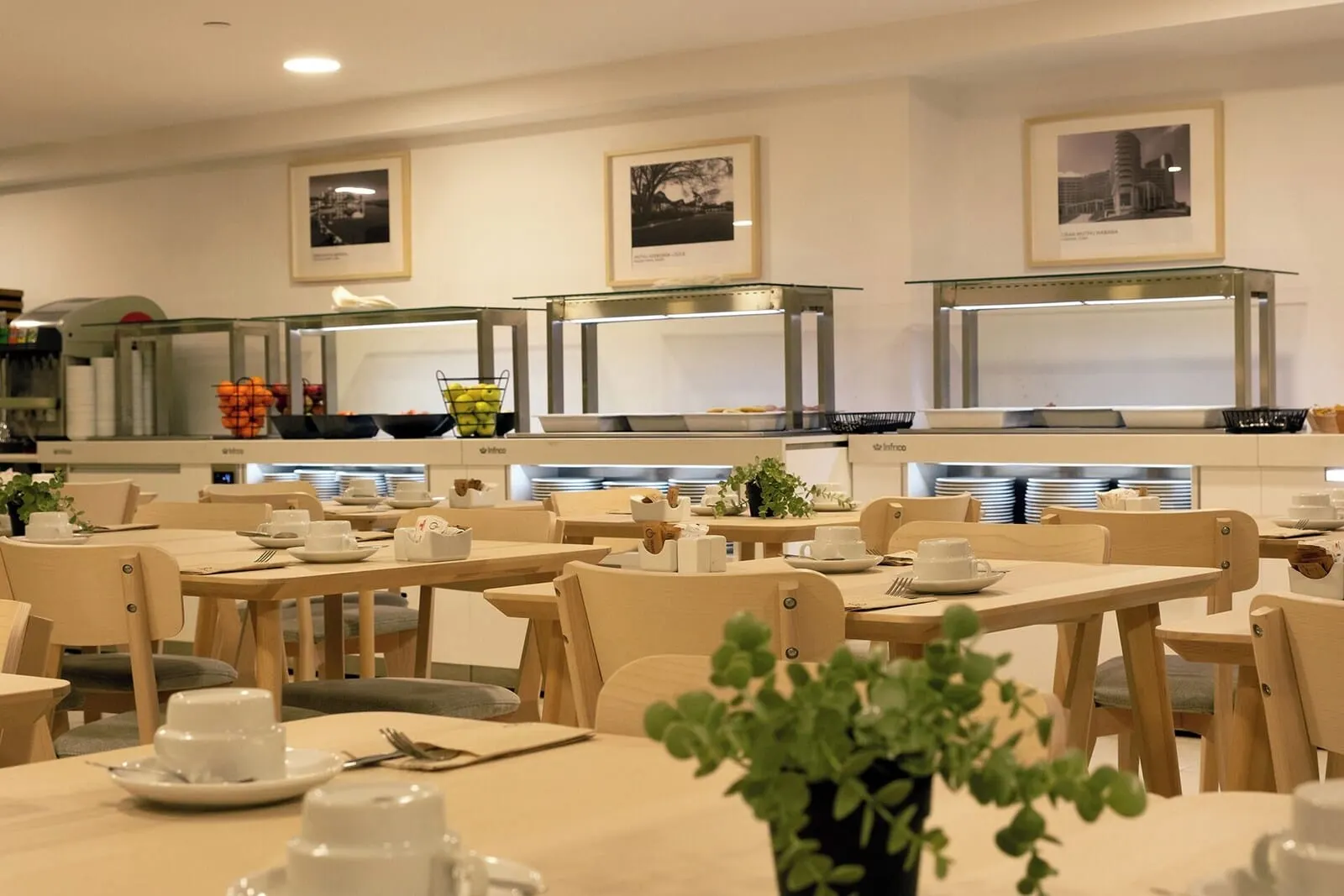 Muthu La Perla Tenerife: A dining area with multiple tables and chairs, a buffet with various food items