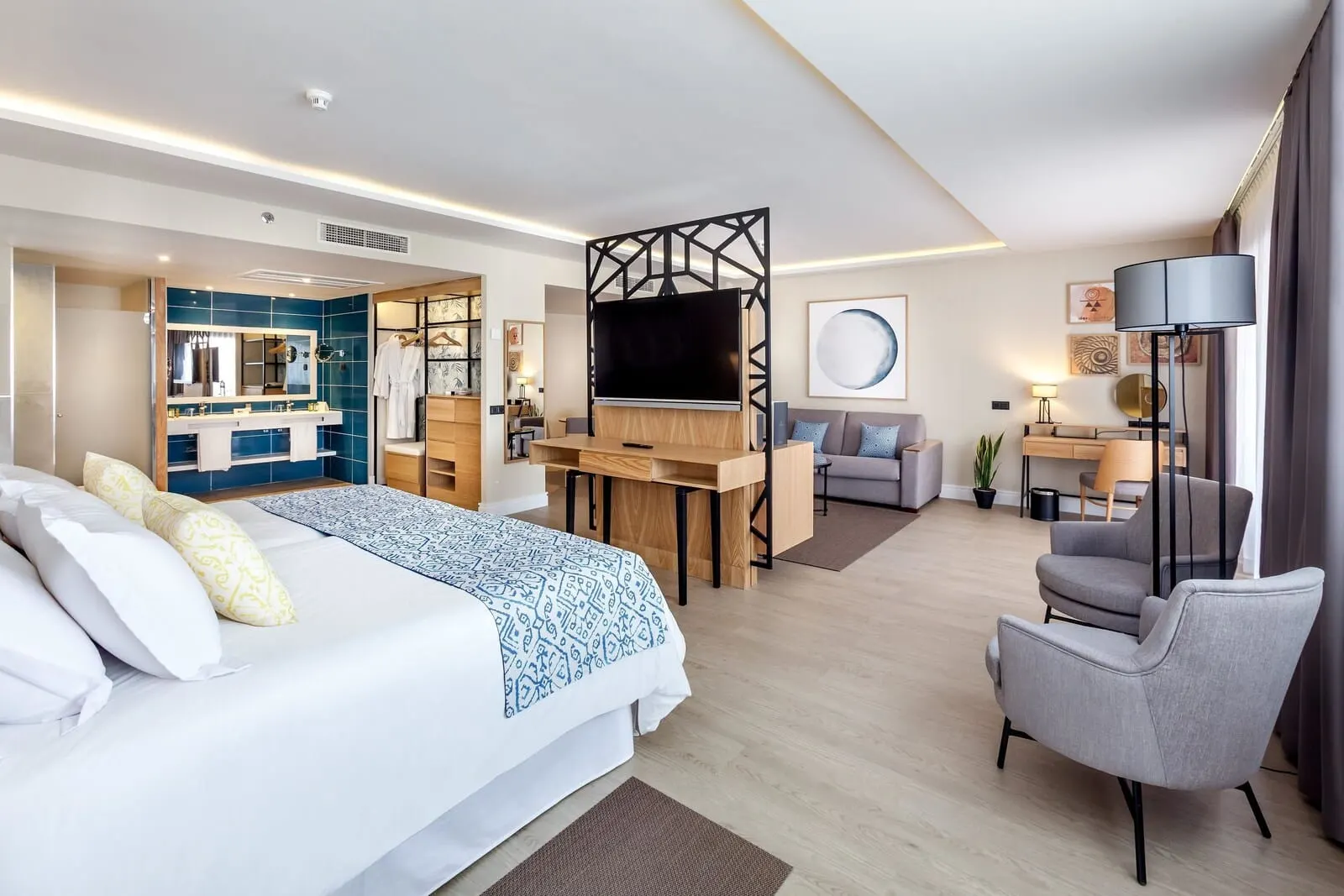 Gran Tacande Wellness & Relax: A modern hotel room with a large bed, a desk, a TV, and a seating area