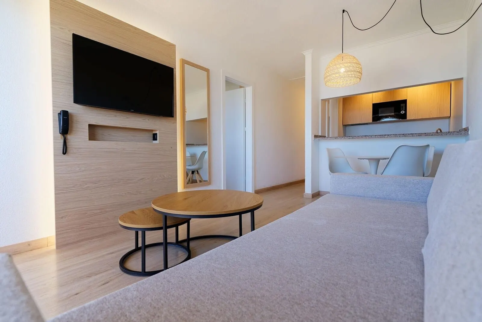 Servatur Caribe: A modern living room with a flat-screen TV, a dining table, a sofa