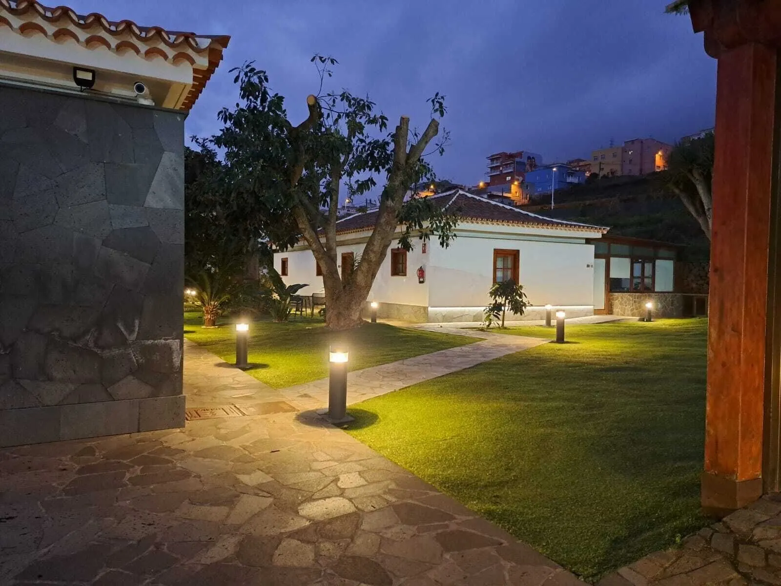Hotel Rural Casablanca: A courtyard with a stone pathway, a well-maintained lawn