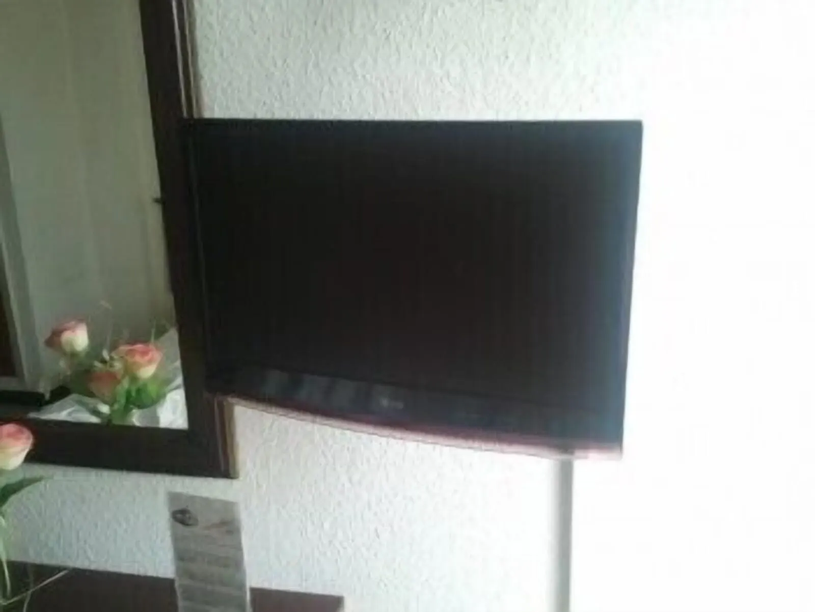 Hotel Tejuma: A room with a dark wooden door, a white textured wall