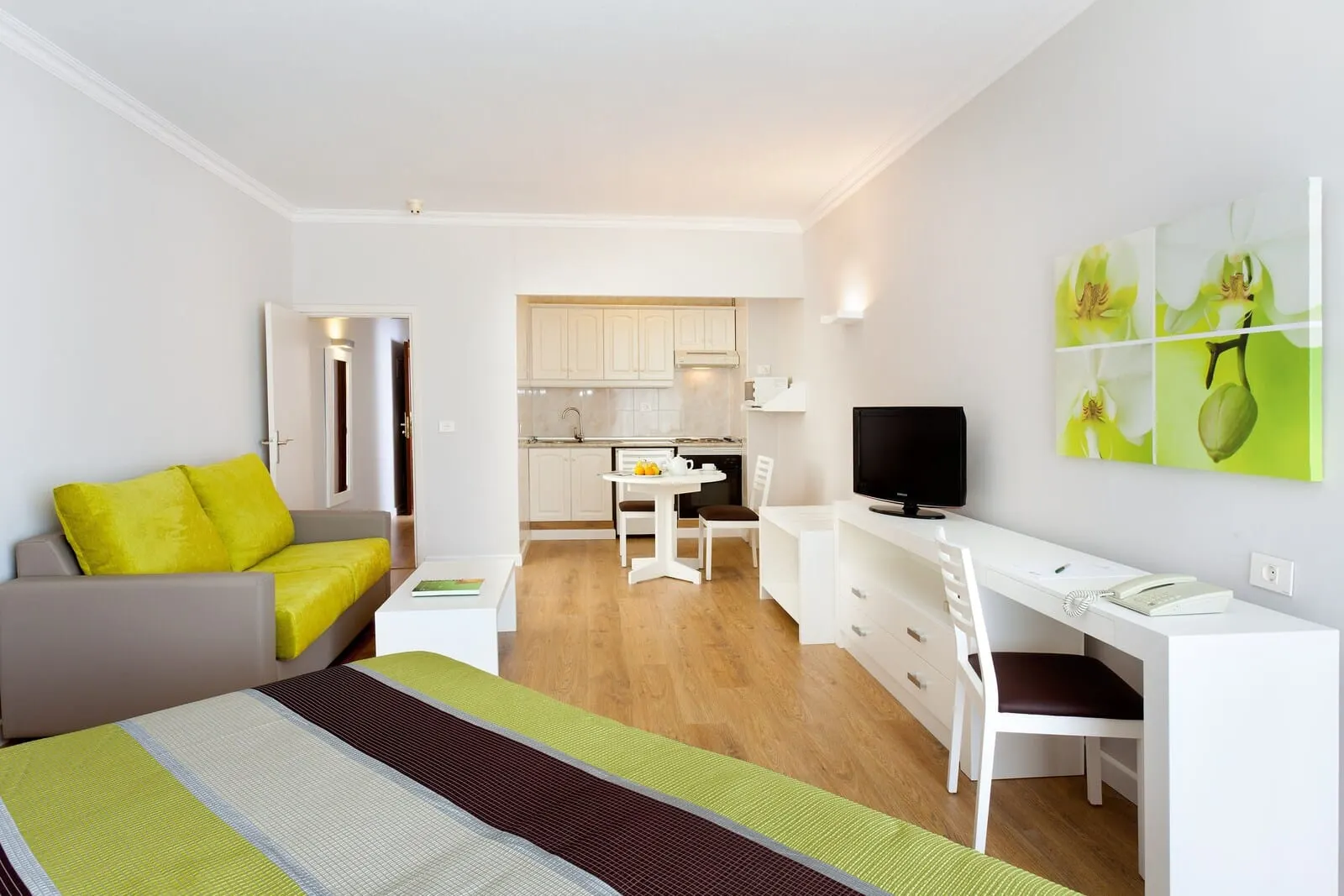 Parque Vacacional Eden: A modern hotel room with a bed, a desk, a chair, a TV