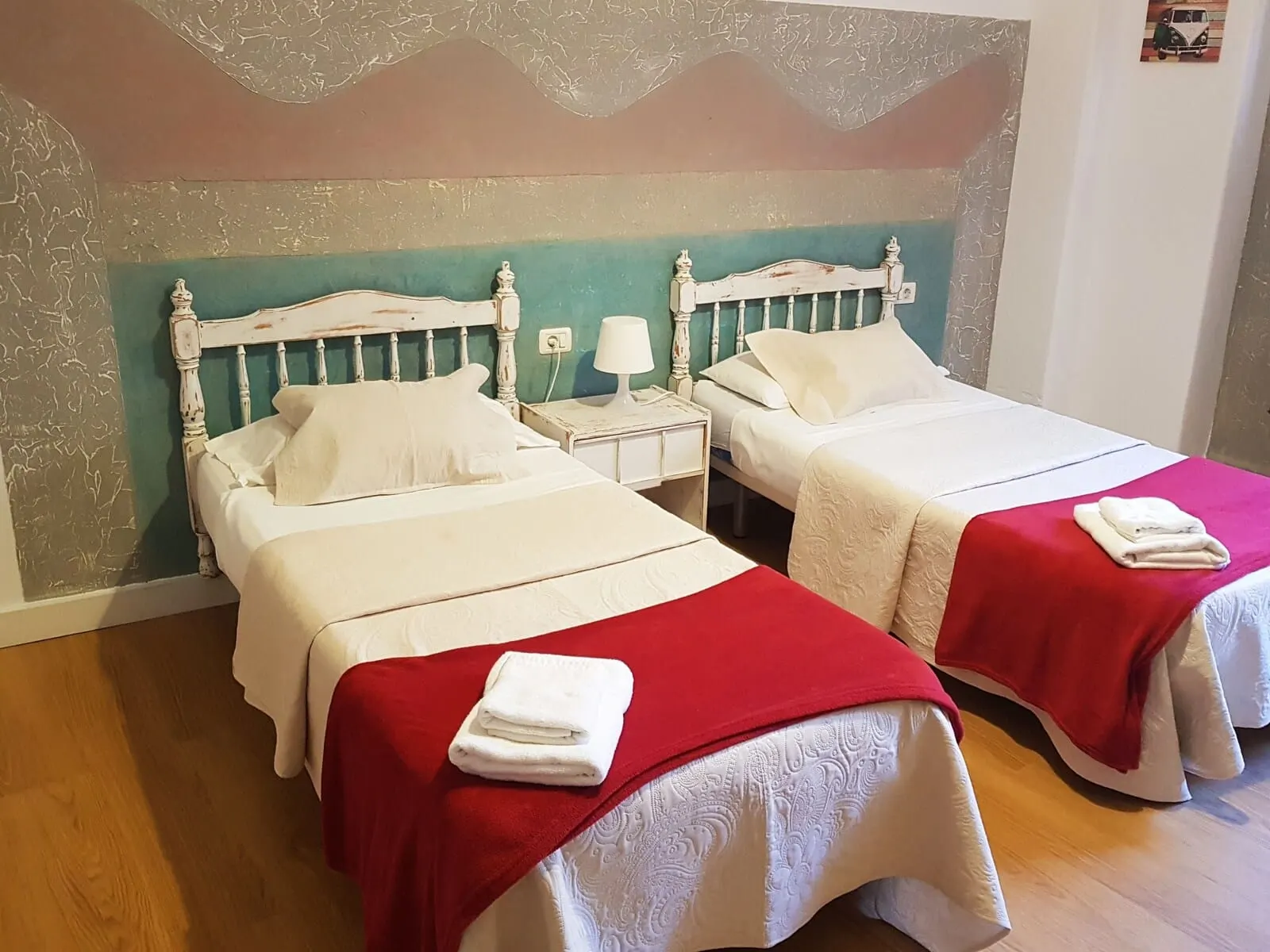 Nuevo Hotel Horizonte: A double room with two beds, each with a red blanket and white linens
