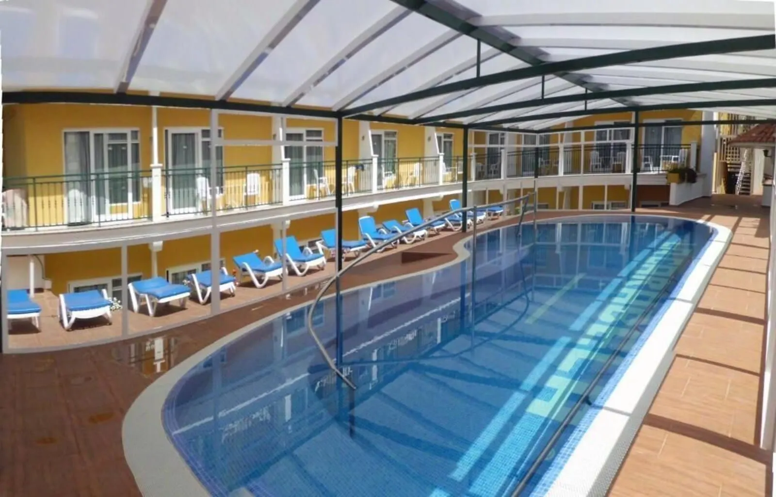 Apartamentos La Carabela: A large indoor swimming pool with blue water