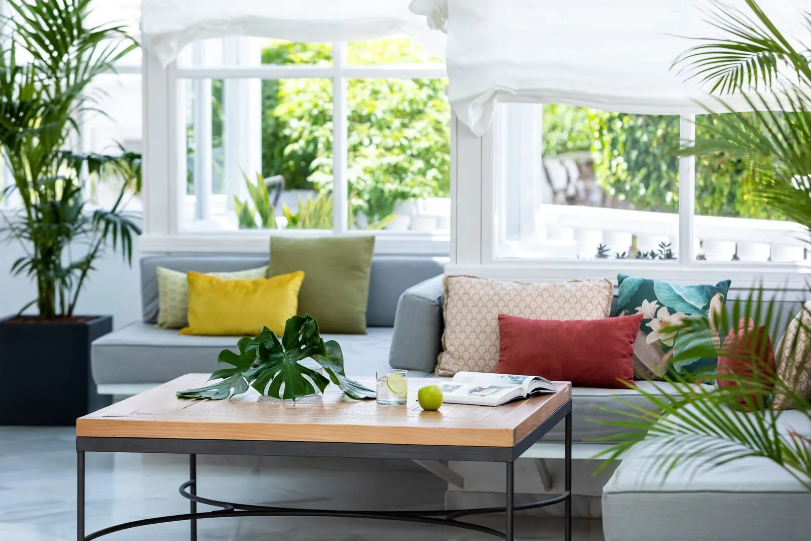 Lagos de Fañabé Beach Resort: A modern living room with a wooden coffee table, a sofa with colorful cushions