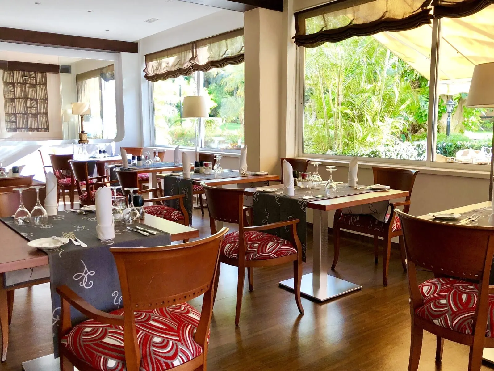 Hotel Tigaiga: A restaurant with tables set for dining, chairs with patterned cushions