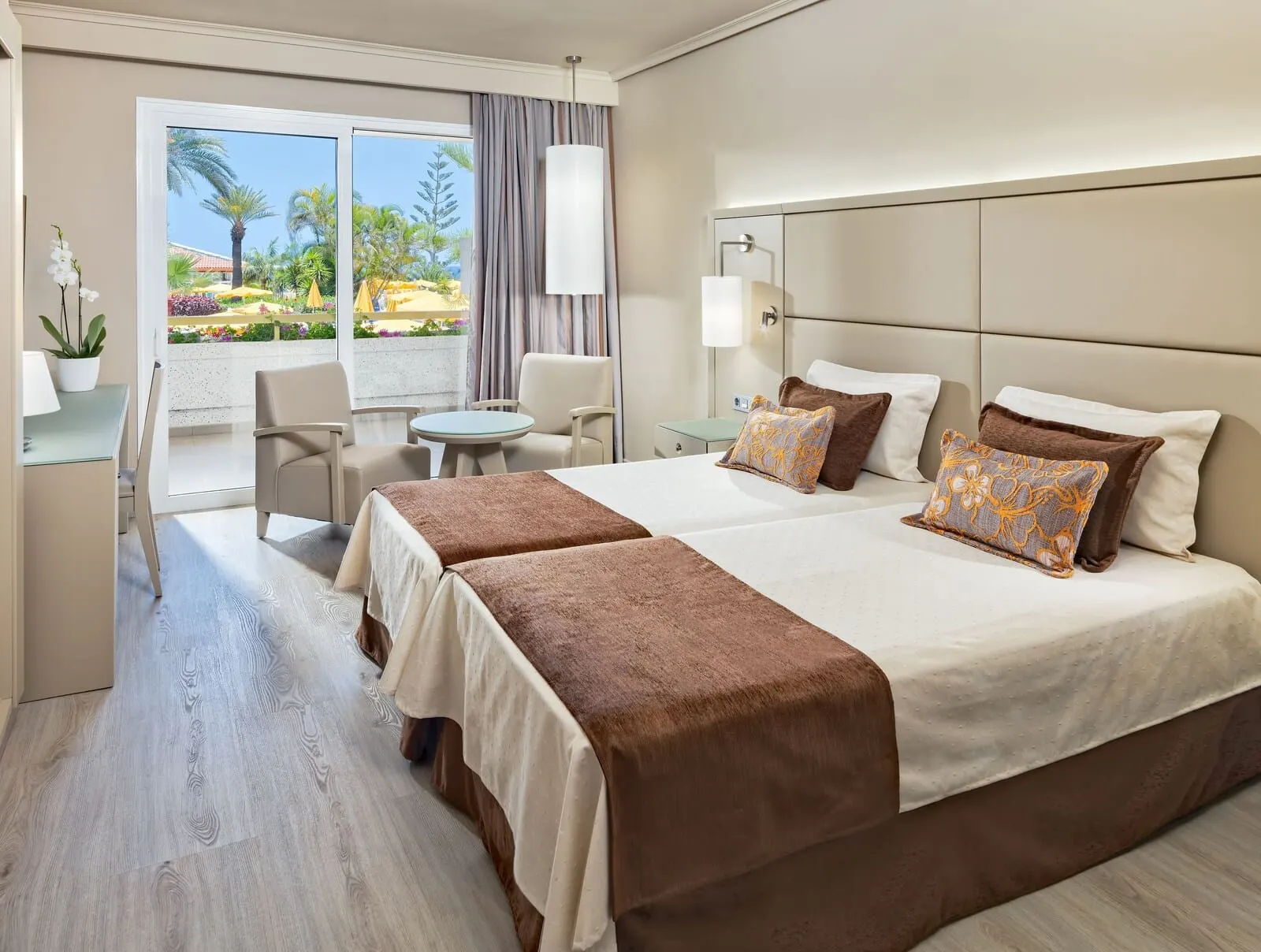 Arona Gran Hotel: A hotel room with a large bed, two bedside tables, a chair, a small round table