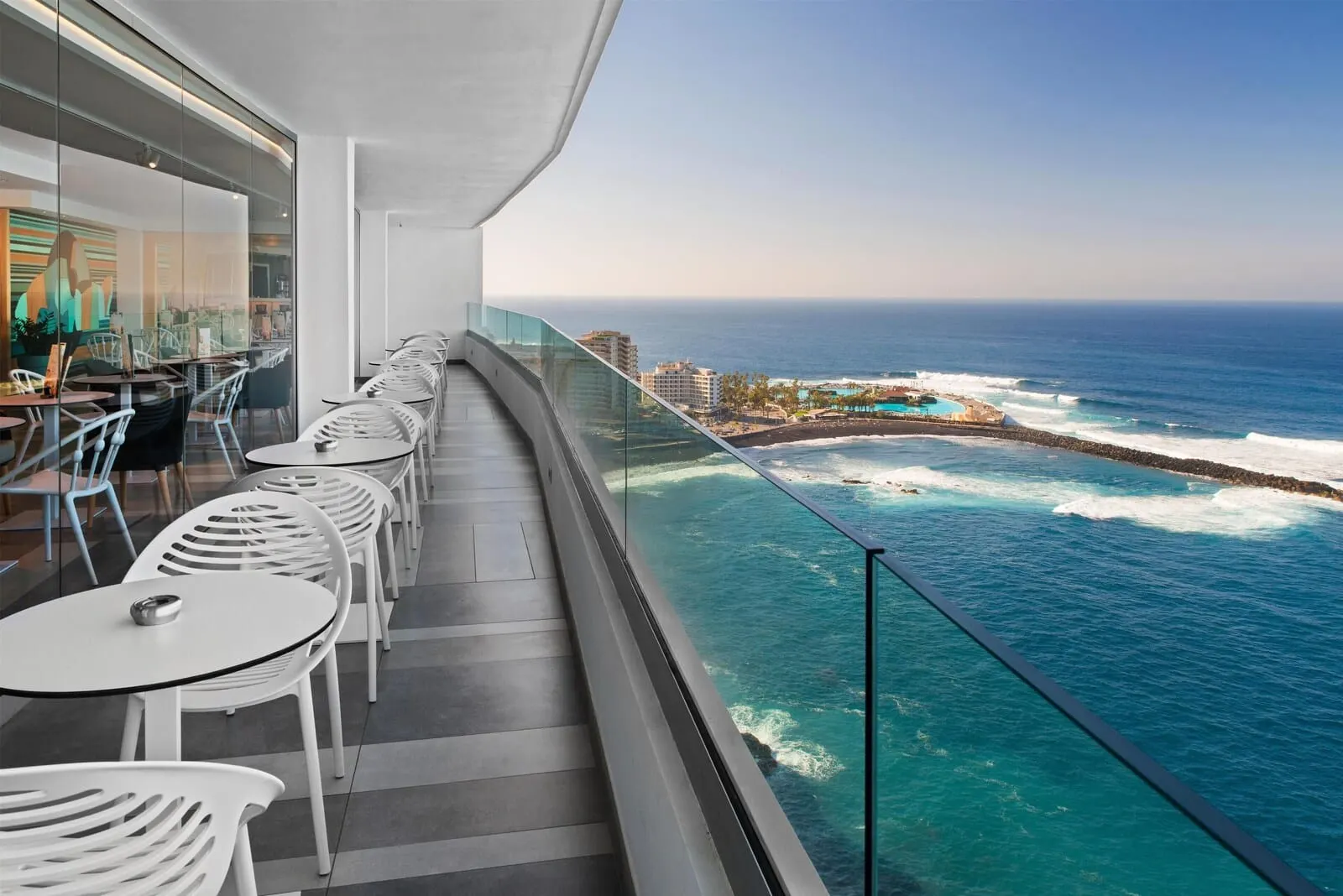 Atlantic Mirage Suites & Spa: A balcony with white chairs and tables