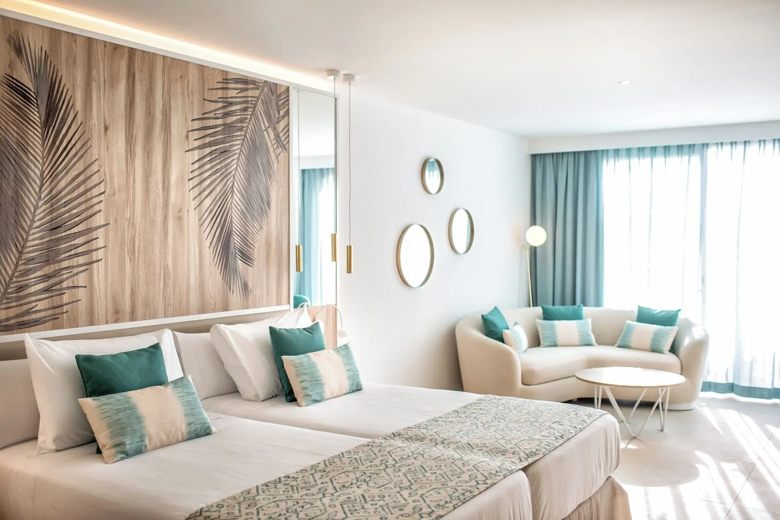 Guayarmina Princess: A hotel room with a large bed, a sofa, a small round table, and a large mirror