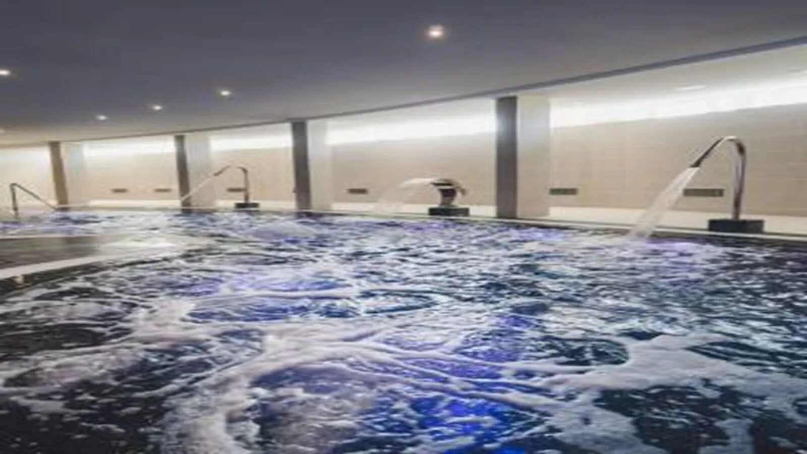 Gara Suites Golf & Spa: A large indoor hot tub with multiple jets