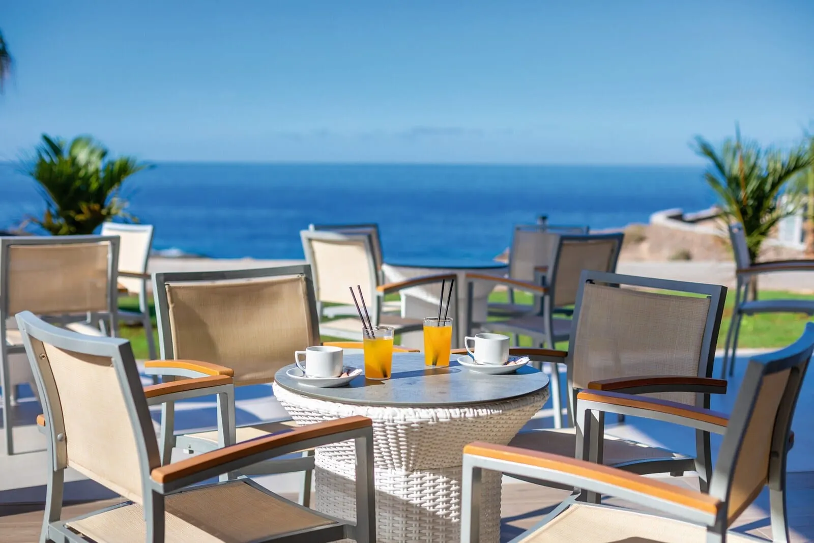 Hotel Riu Buenavista: A round table with chairs and a view of the ocean