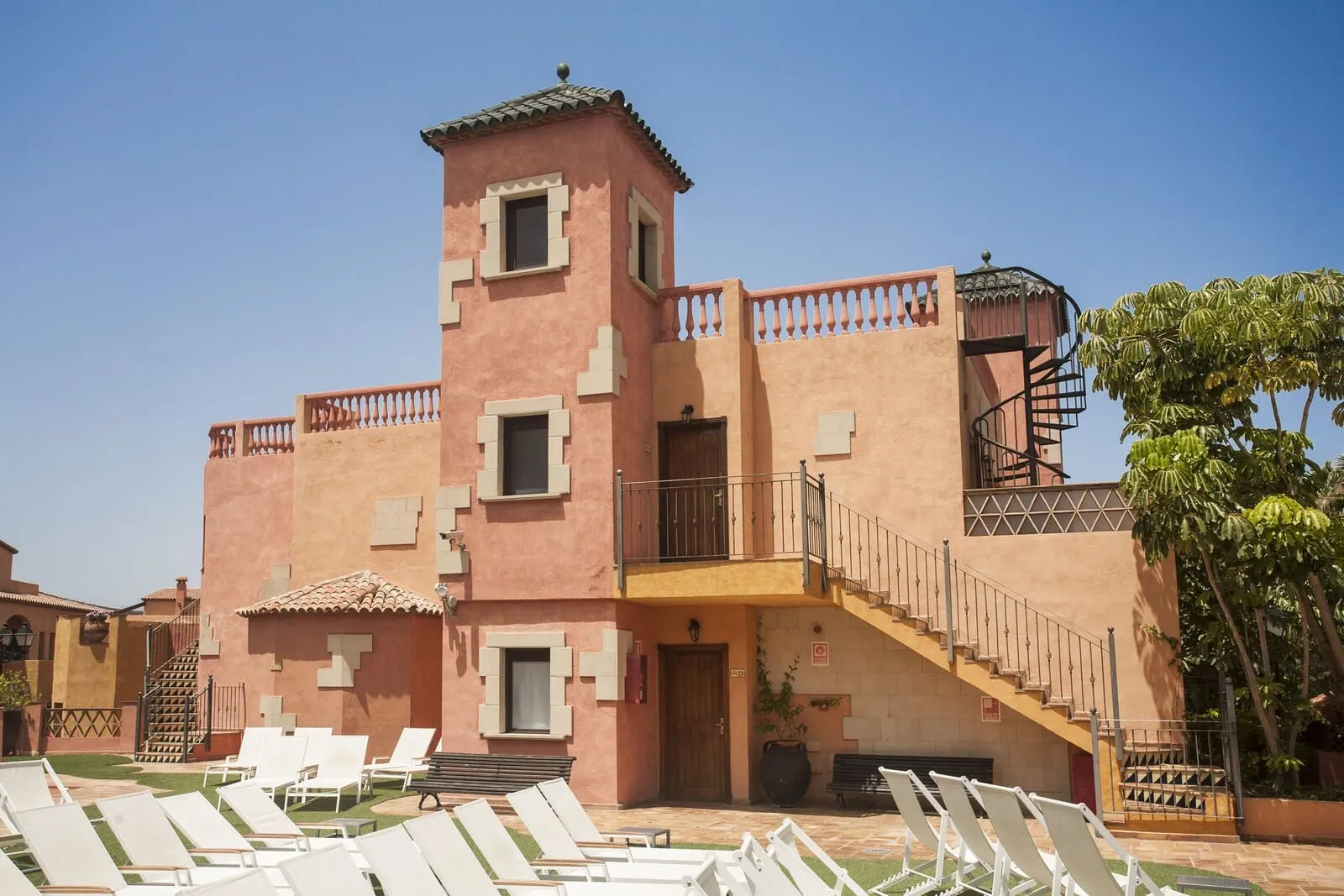 Villa Mandi Golf Resort: A building with a pink facade, a balcony