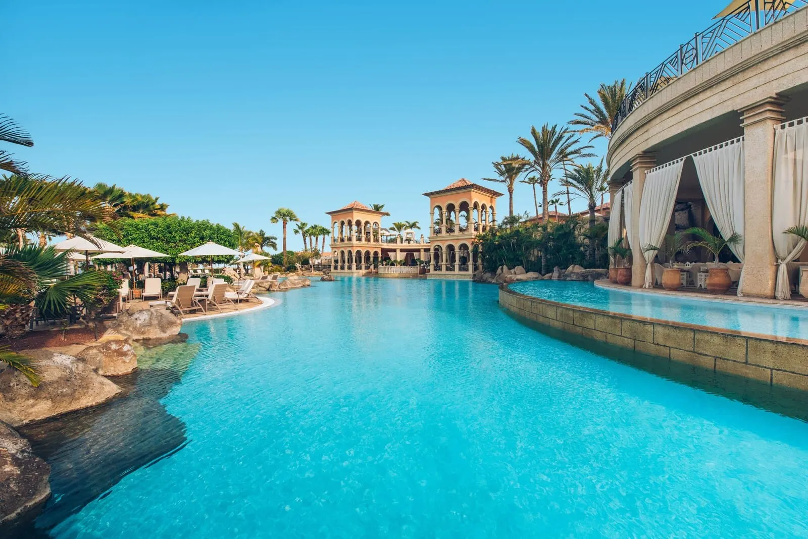 JOIA El Mirador by Iberostar: A large outdoor swimming pool with lounge chairs and umbrellas