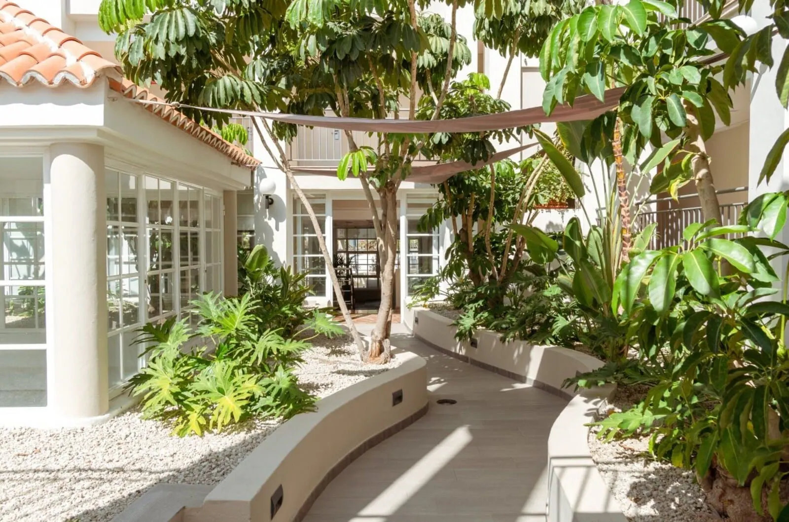 Los Olivos Beach Resort: A covered outdoor area with a curved pathway