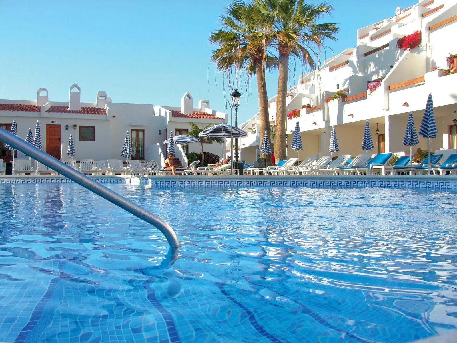 Ona Beverly Hills Suites: A swimming pool with lounge chairs and umbrellas