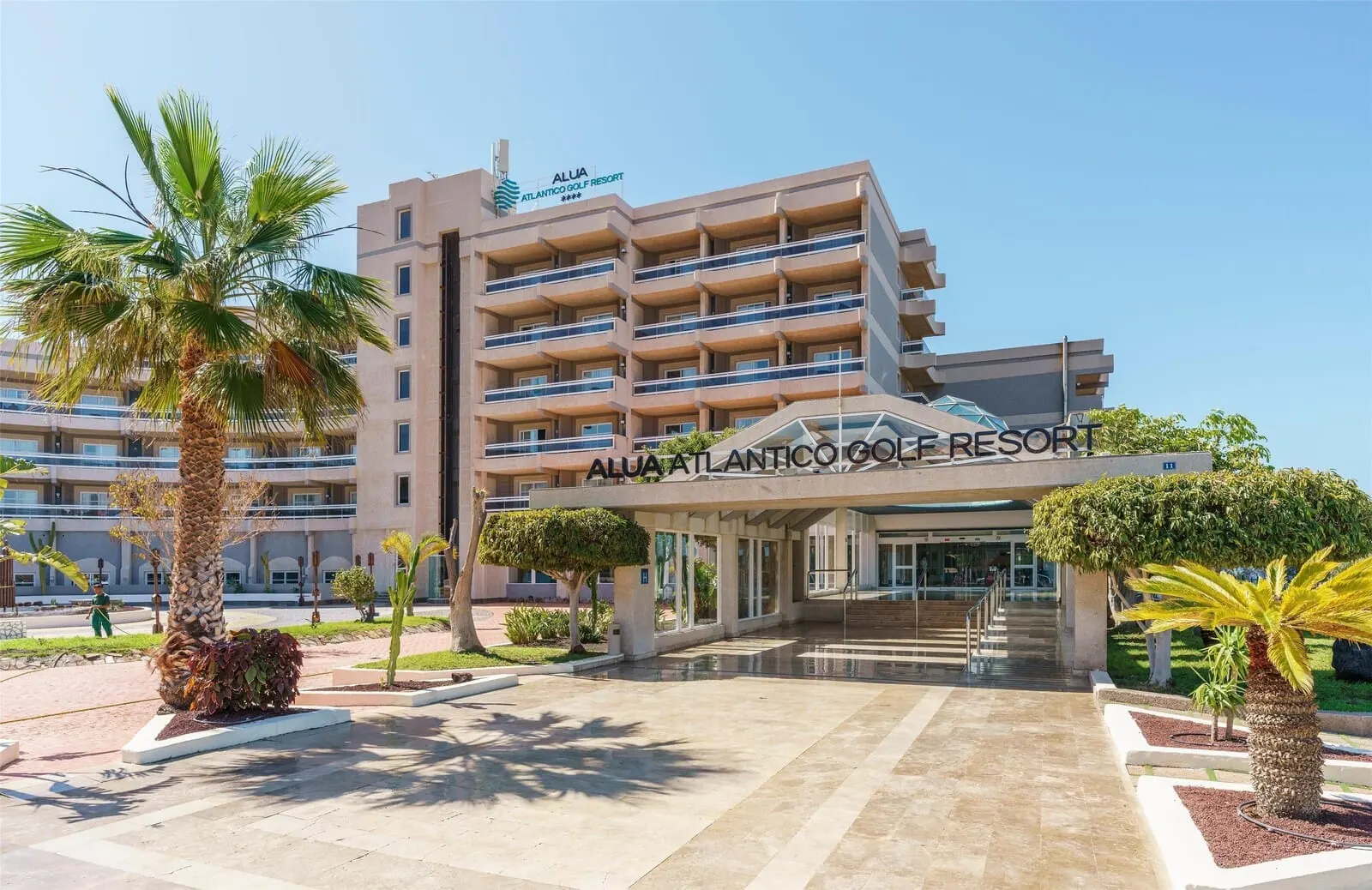Alua Atlántico Golf Resort: The exterior of the Atlantic Golf Resort with a modern design