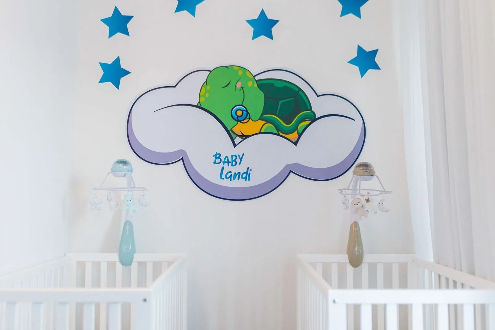 Landmar Costa Los Gigantes: A baby room with a wall decoration of a turtle and stars, two white cribs