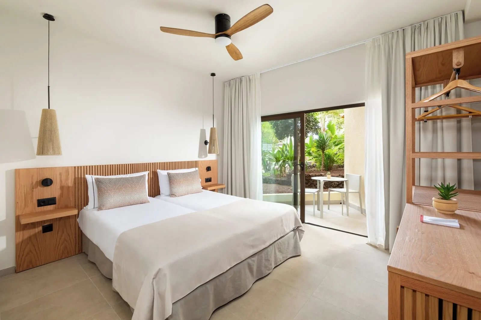 Playa Surf CBbC Hotel: A modern hotel room with a large bed, wooden headboard, ceiling fan, pendant lights