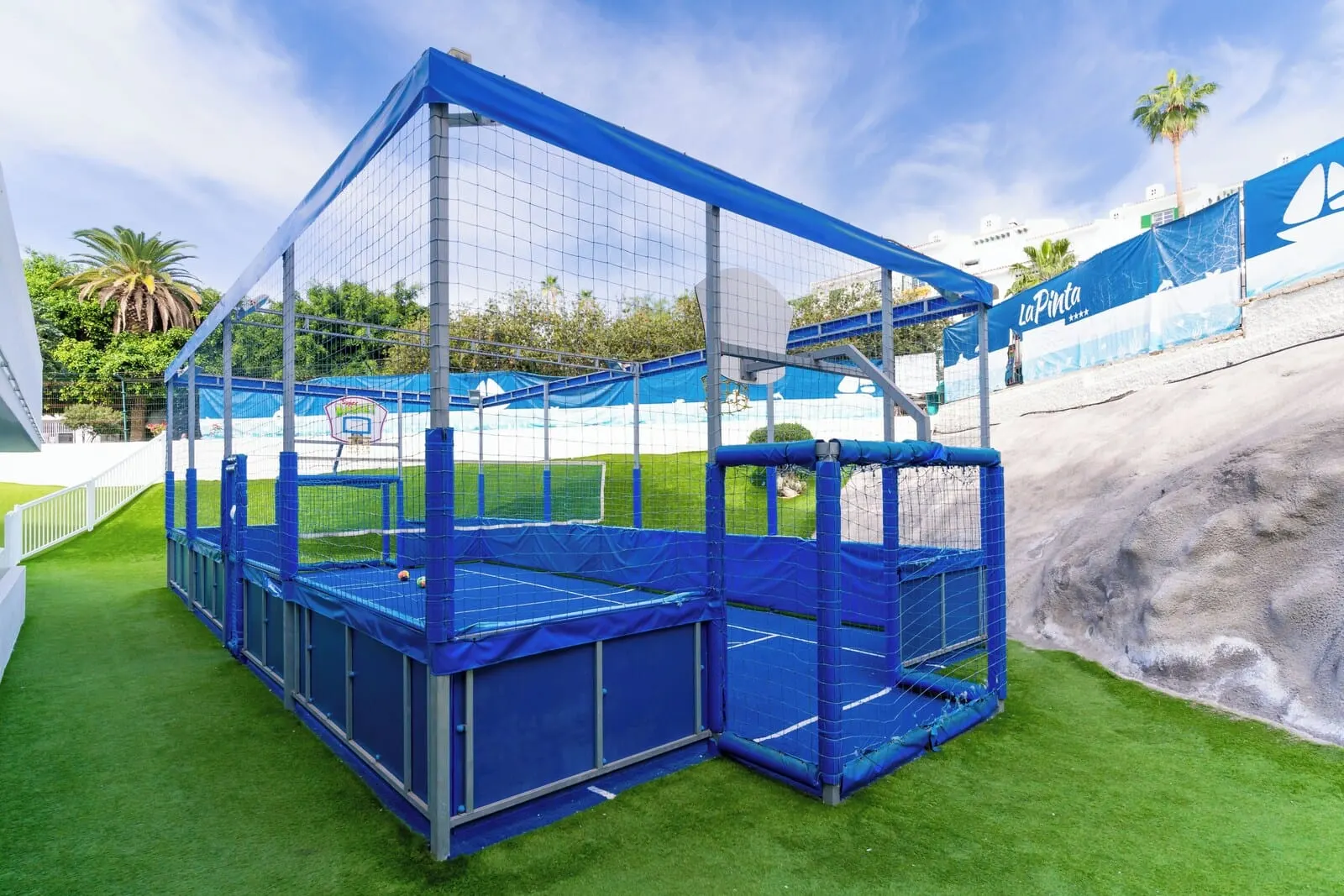 HOVIMA La Pinta Beachfront Family Hotel: A blue sports facility with a basketball court