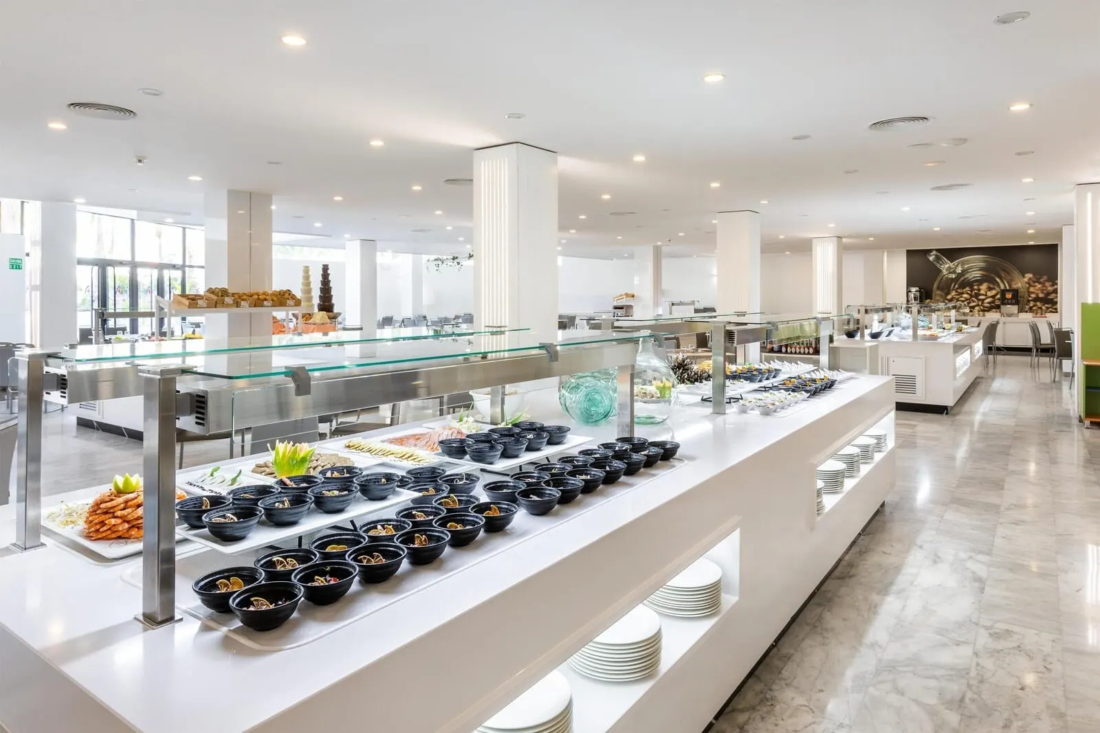 Alexandre La Siesta: A buffet area with various food items and a glass railing