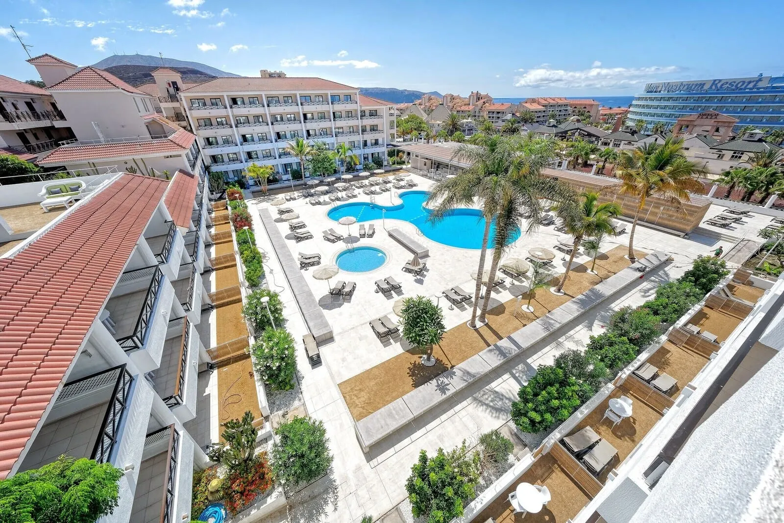 Hotel Parque La Paz: A resort with a large pool area, multiple lounge chairs