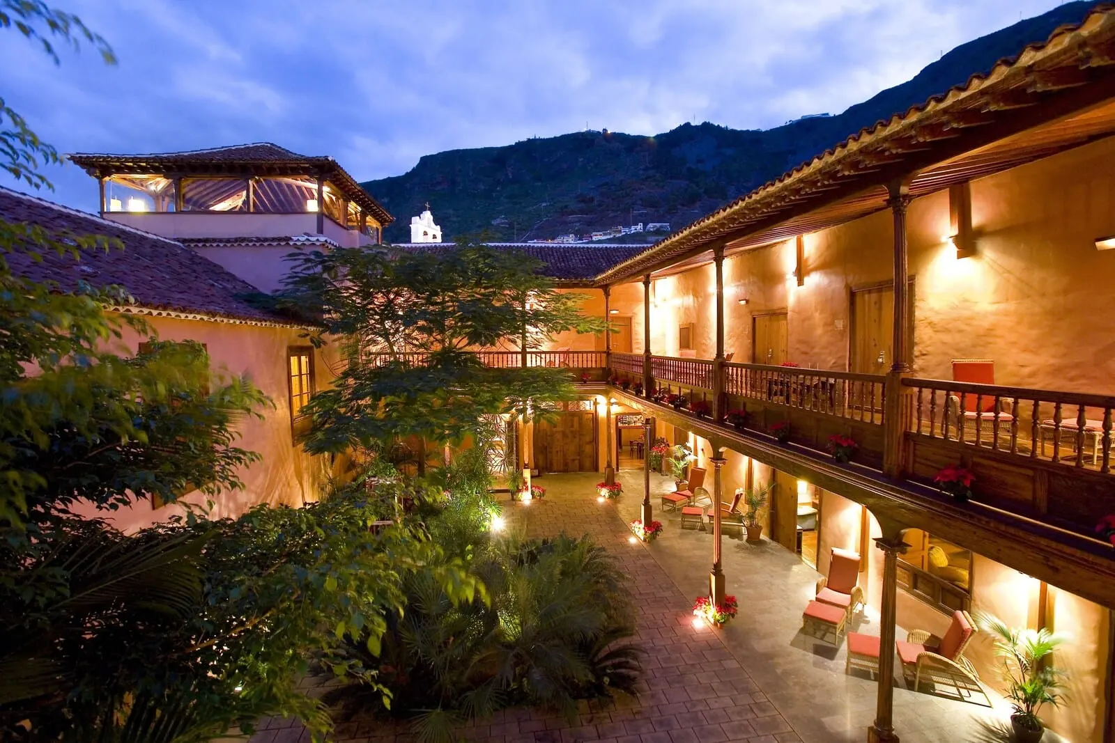 Hotel La Quinta Roja: A courtyard with a wooden balcony, potted plants