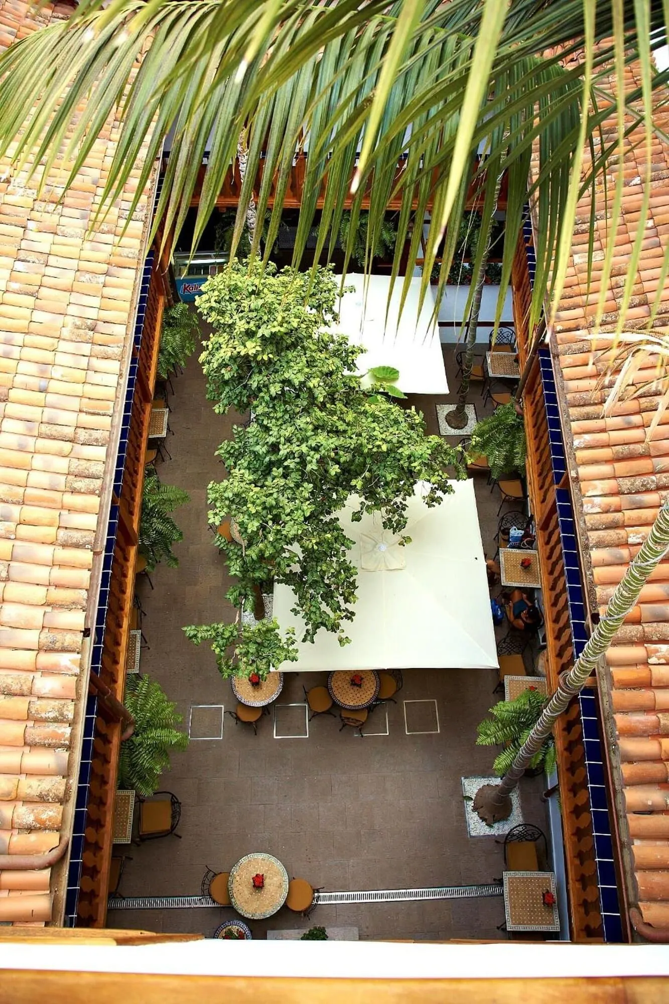 Hotel Emblemático San Agustín: A rooftop patio with tiled flooring, outdoor seating