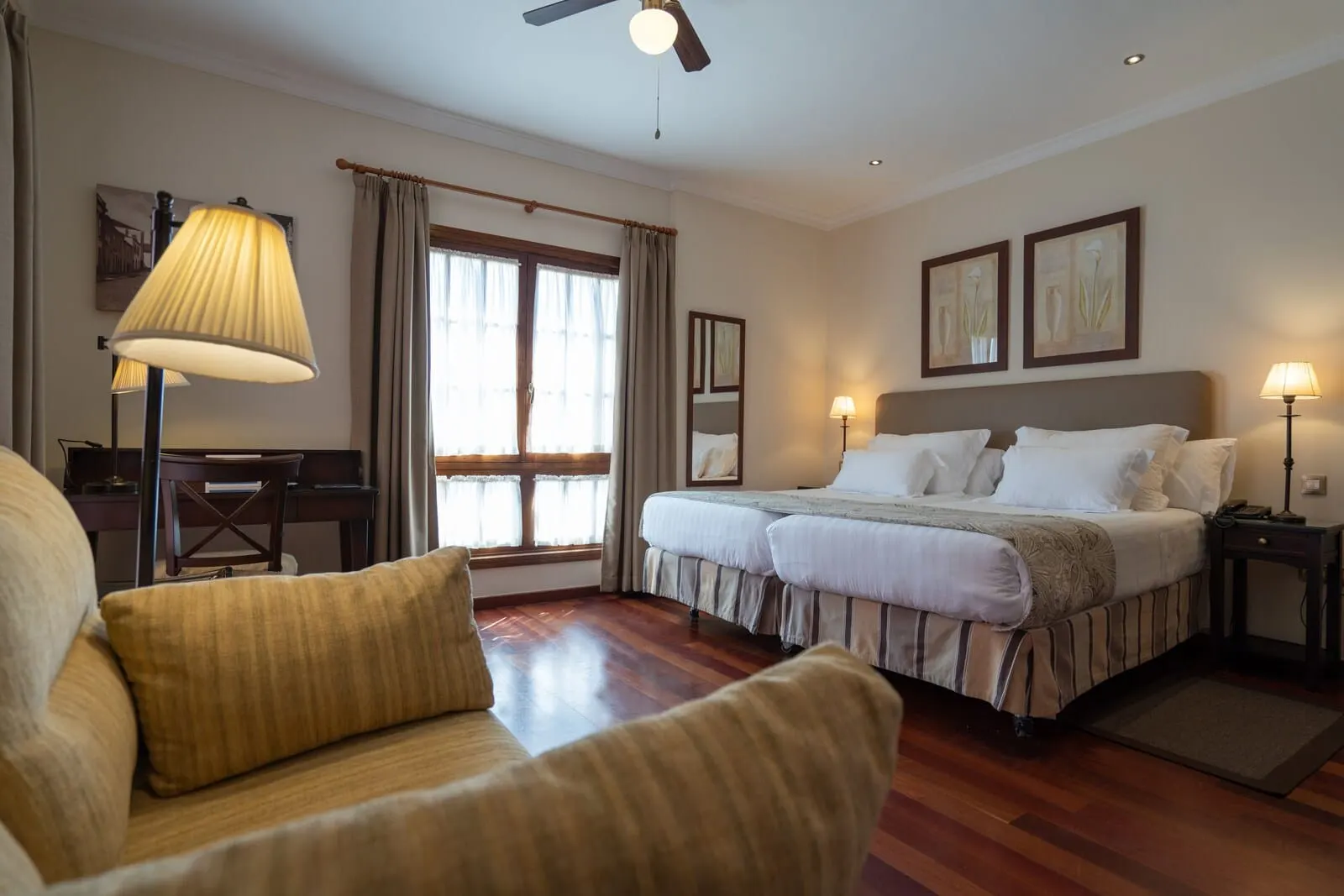 Laguna Nivaria Hotel & Spa: A hotel room with a bed, a desk, a chair, and a sofa