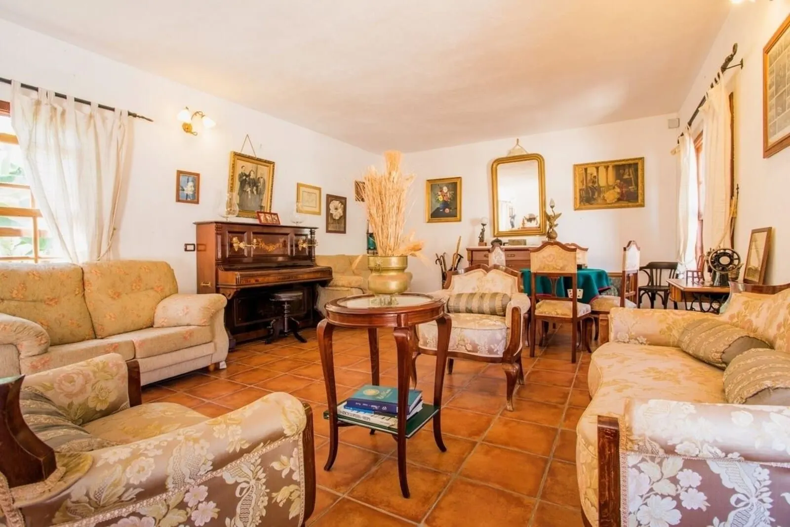 Hotel Rural El Navío: A traditional living room with floral-patterned sofas, a wooden coffee table