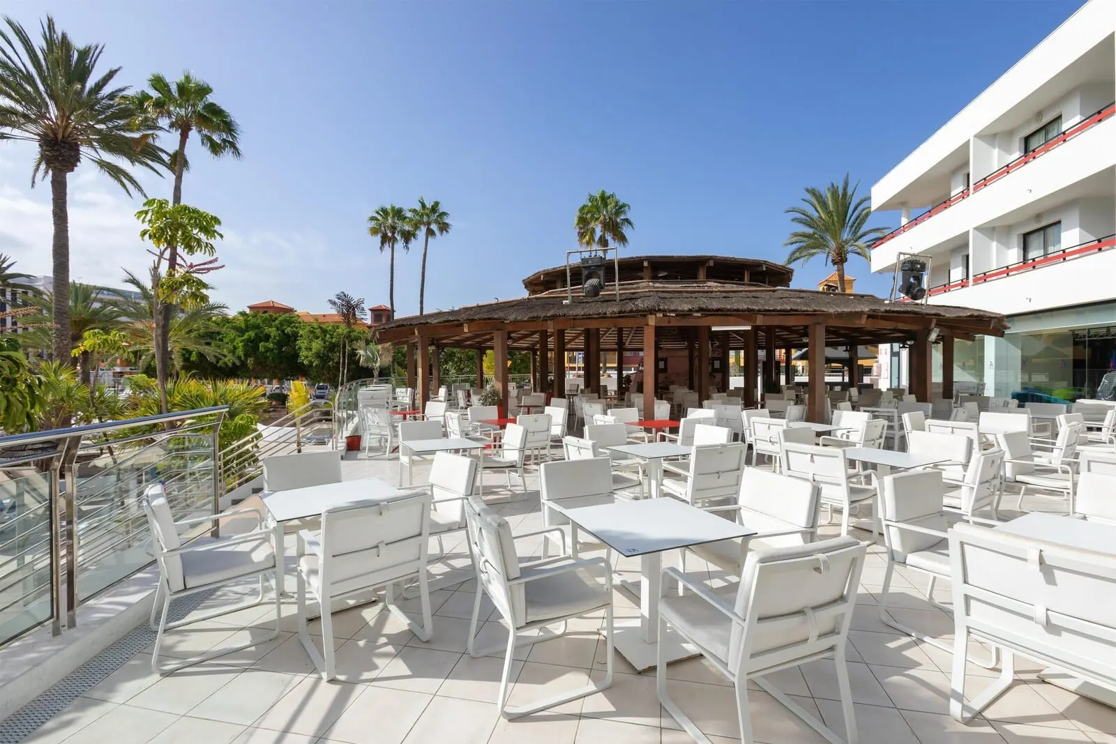 Alexandre La Siesta: A rooftop terrace with white tables and chairs