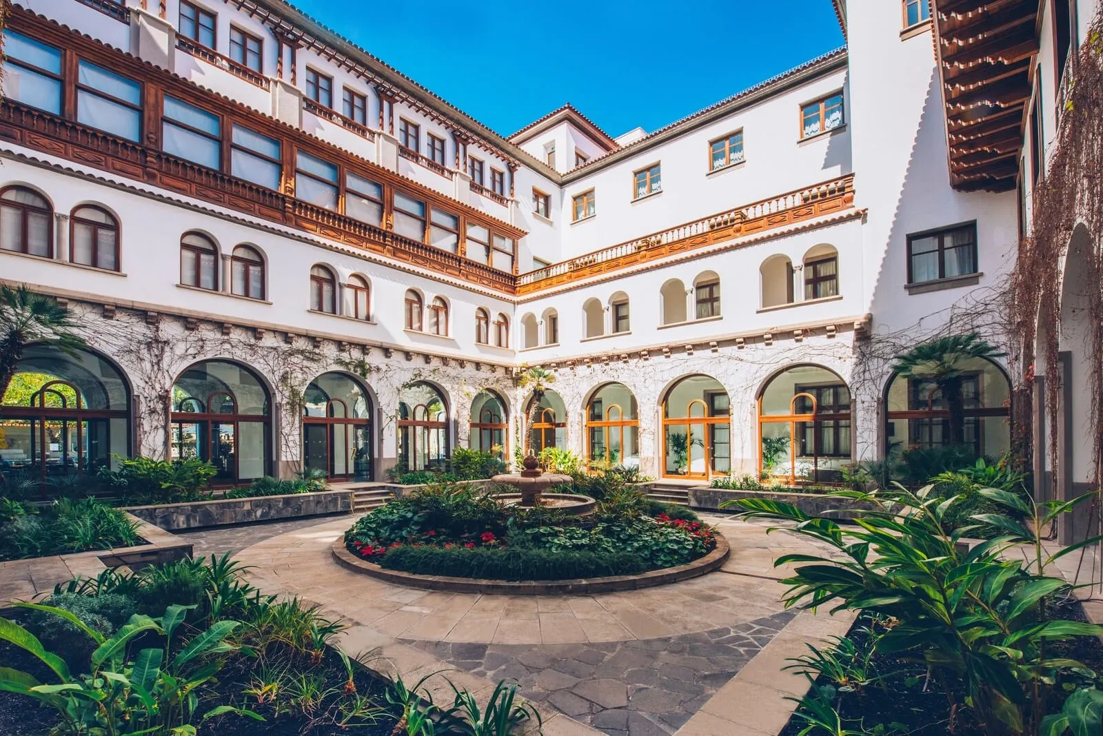 Iberostar Heritage Grand Mencey: A courtyard with a fountain