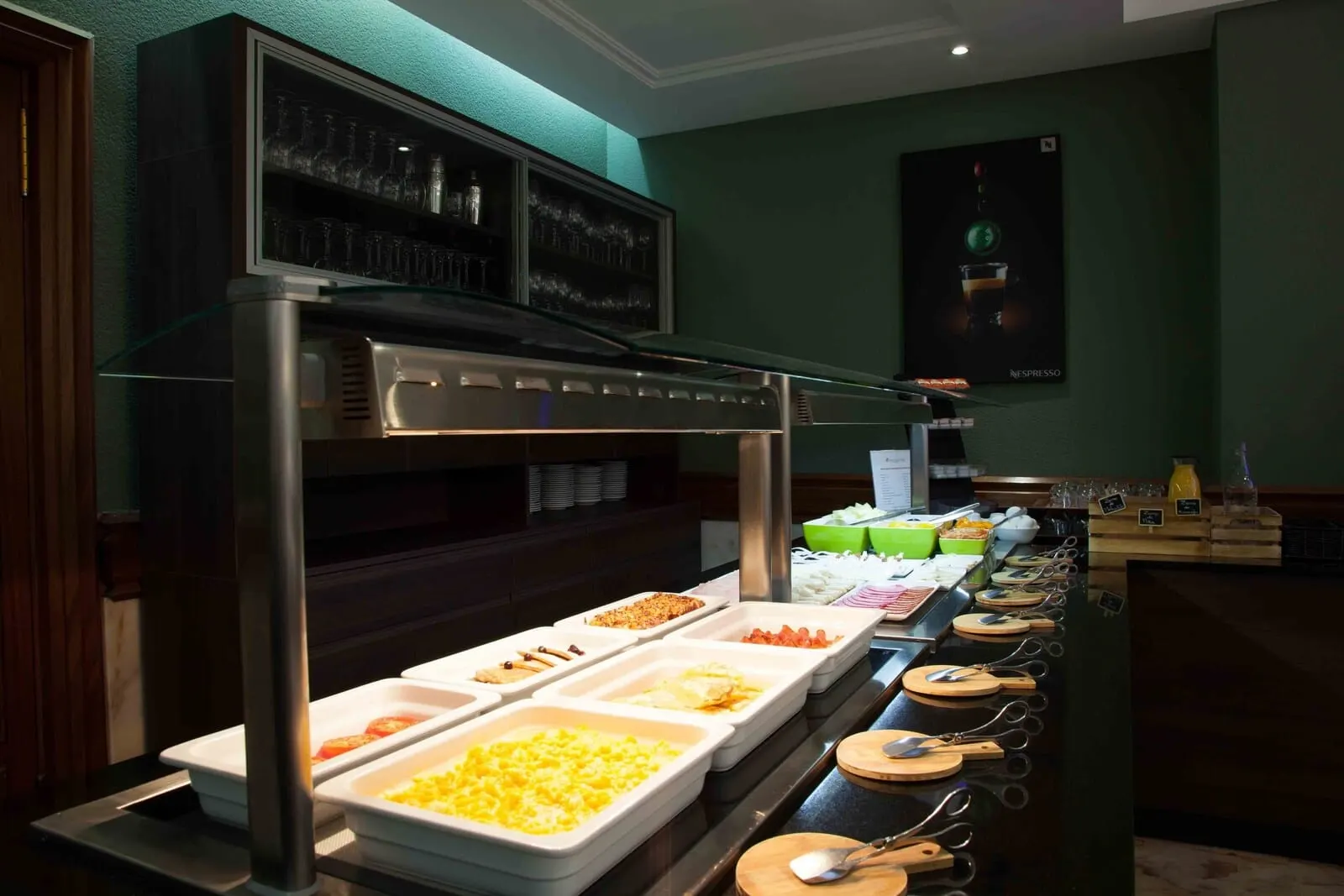 Hotel Príncipe Paz: A buffet setup with various food items and utensils
