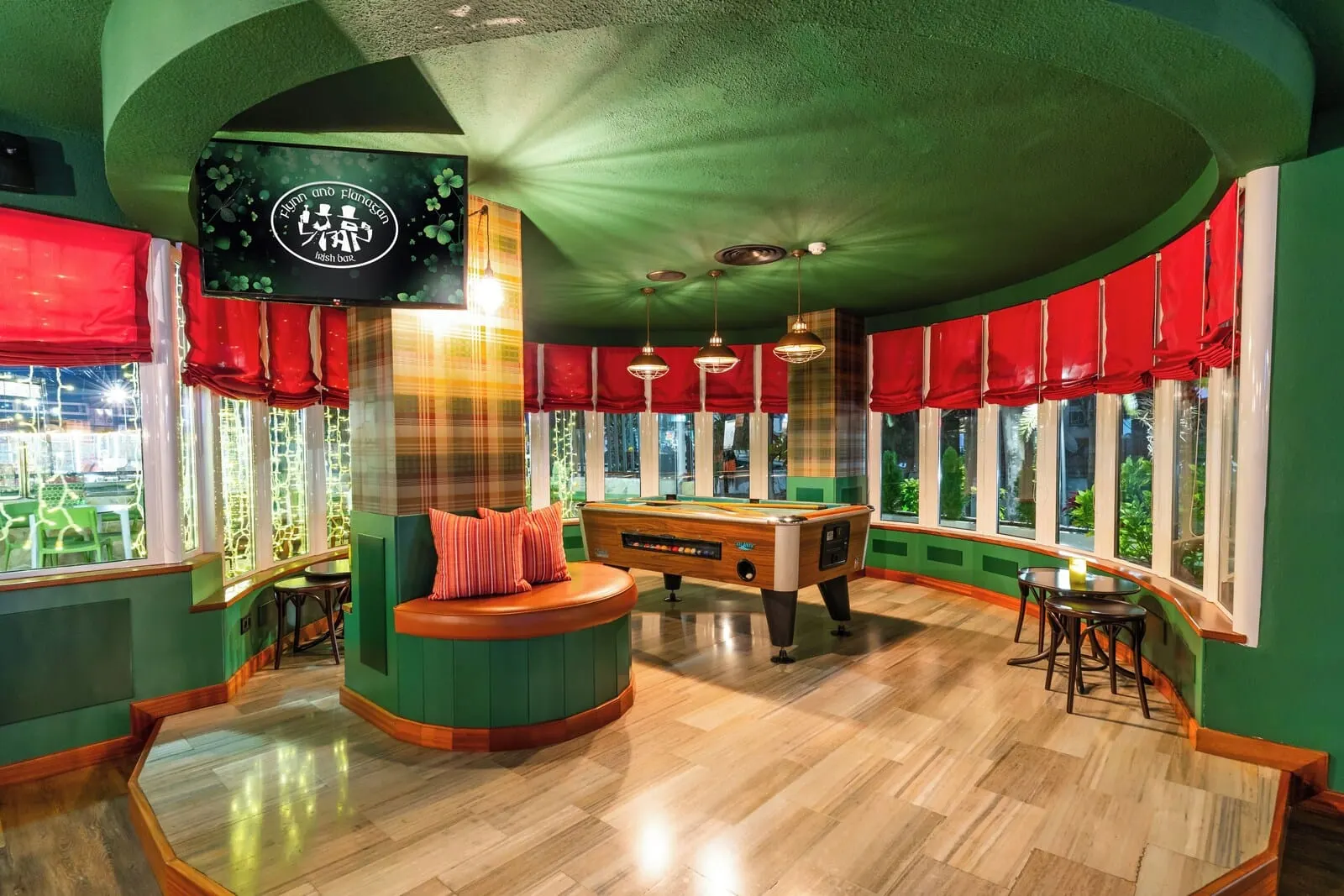 HOVIMA Santa María: A billiards room with a pool table, seating area, and large windows