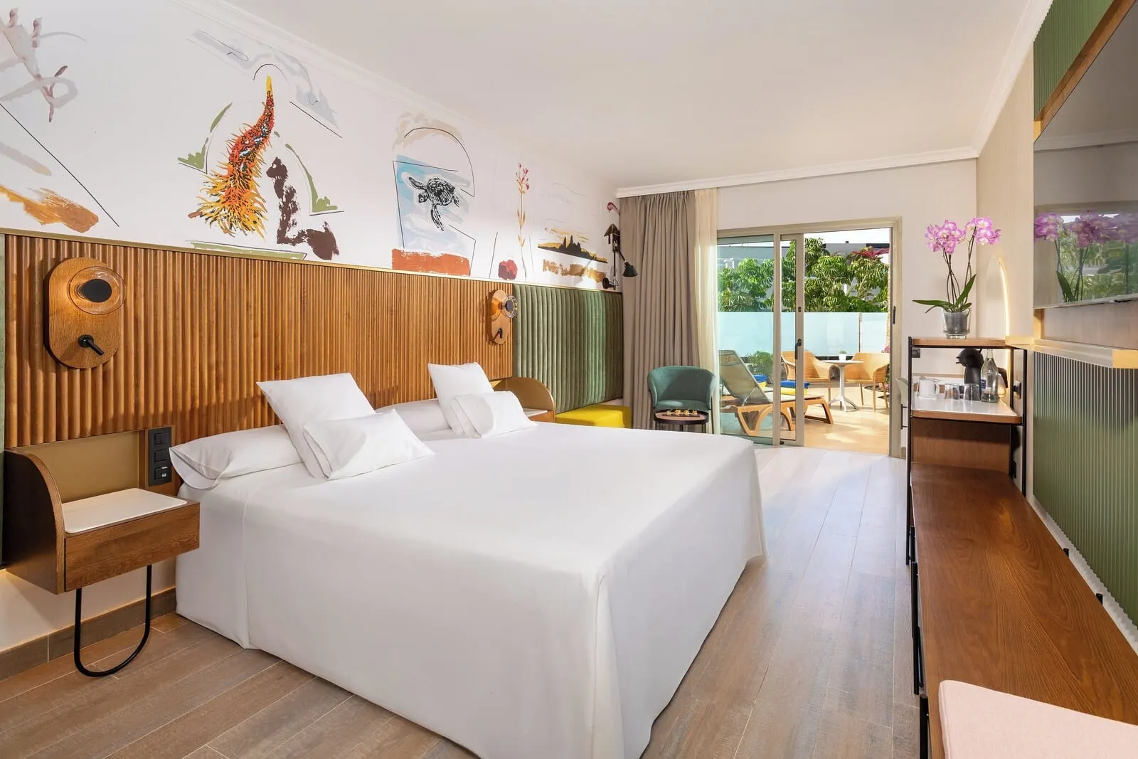Hotel Jardines de Nivaria: A modern hotel room with a large bed, a wooden headboard, a small desk, a chair
