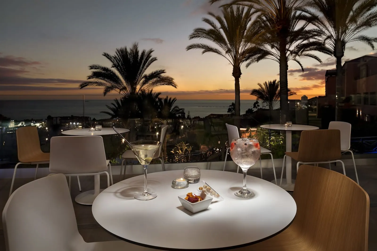 Meliá Jardines del Teide: A terrace with round tables and chairs