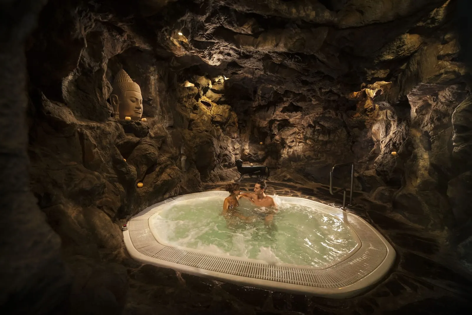 Hotel Botánico & The Oriental Spa Garden: A hot tub in a cave-like setting with rock formations and a Buddha statue