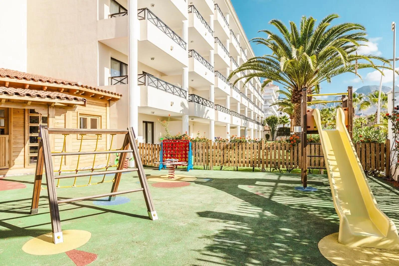 Hotel Parque La Paz: A playground with a slide and climbing structures