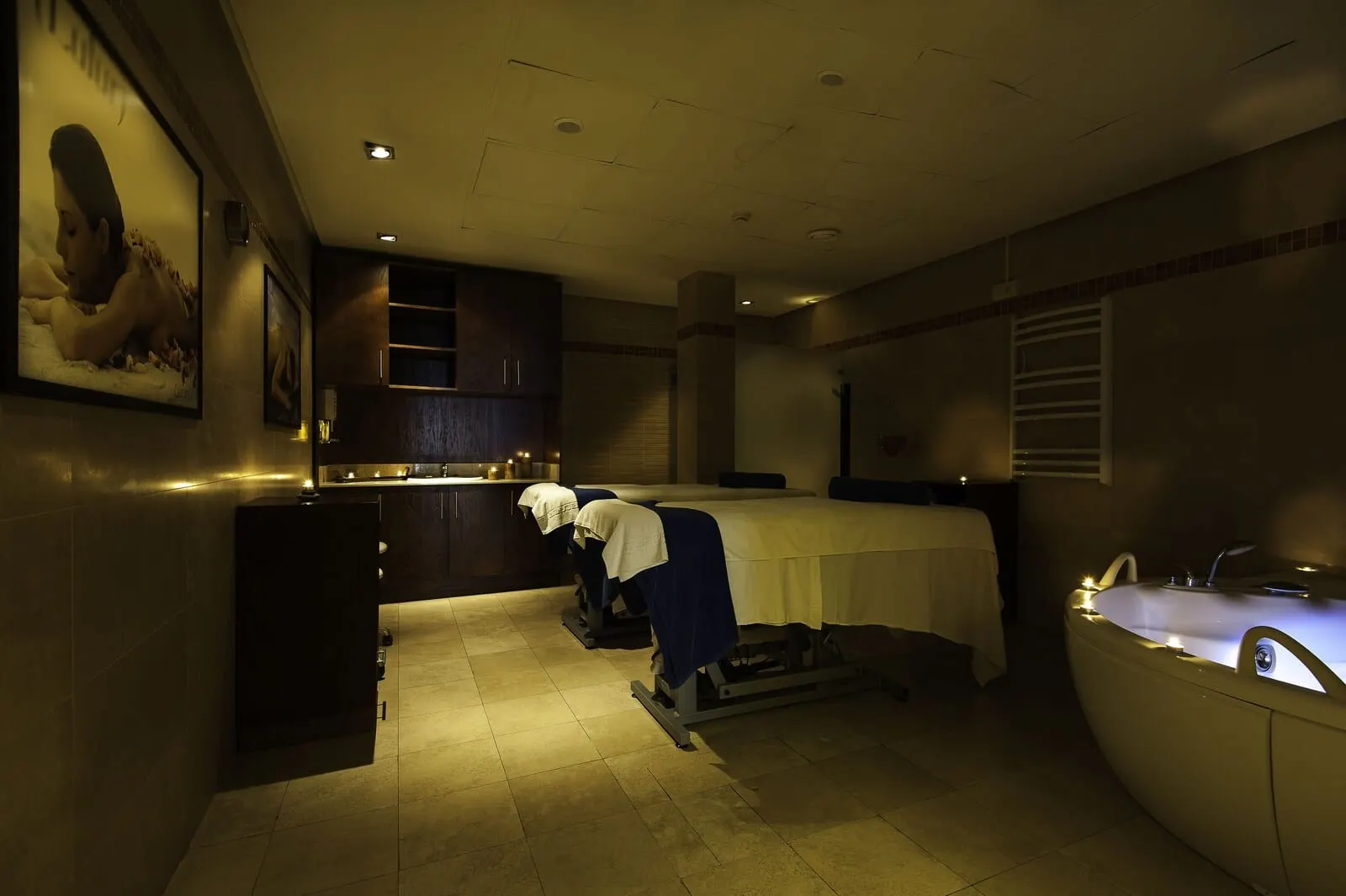 KN Hotel Arenas del Mar: A hotel room with a large bed, a bathtub, and a small kitchenette