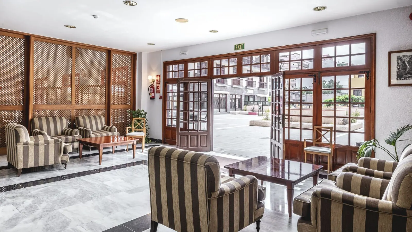 Be Smart Florida Plaza: A lobby with striped armchairs, a wooden coffee table